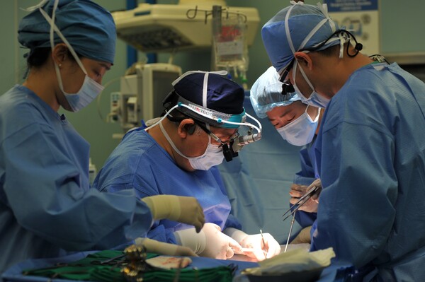 삼성서울병원 박재범 이식외과 교수(왼쪽 두 번째)가 이식수술을 진행하고 있다. [사진제공=삼성서울병원]