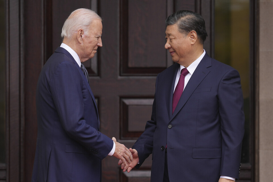 미국 조 바이든 대통령(왼쪽)이 15일 (현지시간) 캘리포니아주 샌프란시스코 인근 우드사이드의 파이롤리 에스테이트에서 중국 시진핑 국가주석과 정상 회담 전 악수하고 있는 모습. [사진출처=뉴시스]