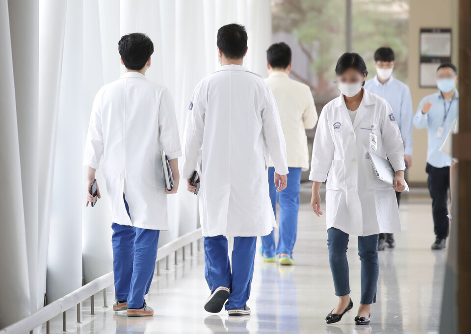 서울 서초구 소재 모 병원에서 의료진들이 이동하고 있다. [사진제공=뉴시스]