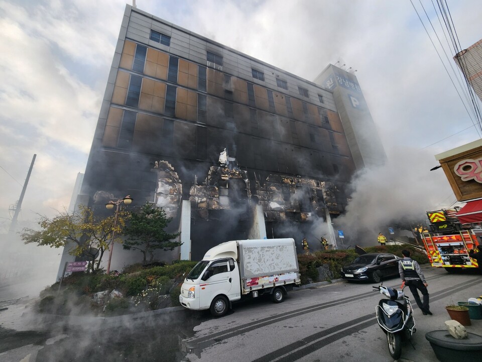 18일 오전 8시 6분께 경북 구미시 원평동 강남병원에서 화재가 발생했다. [사진제공=뉴시스]<br>