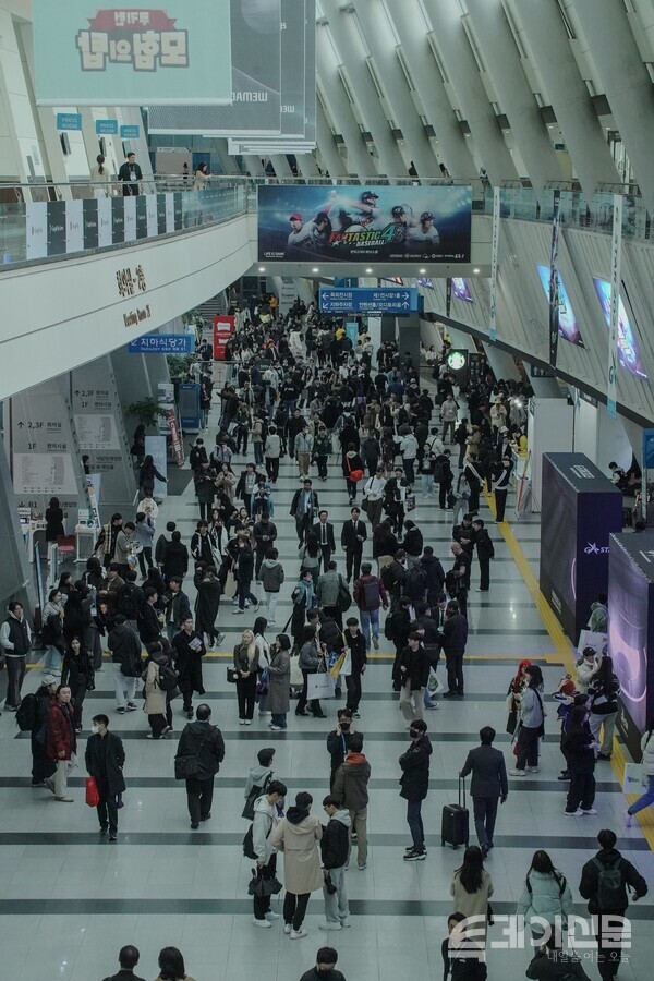 ‘지스타 2023’ 행사 첫 날 관람객들이 부산 벡스코 제1전시장을 오가고 있다. ⓒ투데이신문