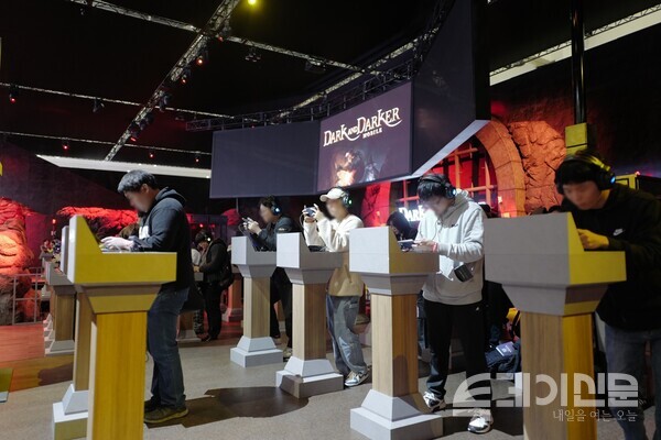 지스타 현장을 찾은 관람객들이 크래프톤 부스에서 ‘디크앤다커 모바일’을 시연하고 있다. ⓒ투데이신문