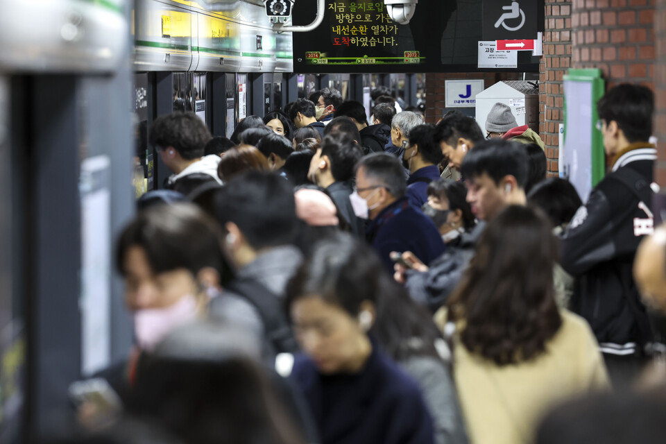 21일 서울 중구 지하철 2호선 시청역에서 시민들이 지하철을 이용하고 있다. 서울교통공사 노사는 노조의 무기한 전면파업을 하루 앞두고 이날 오후 성동구 본사에서 본교섭을 재개한다. [사진제공=뉴시스]