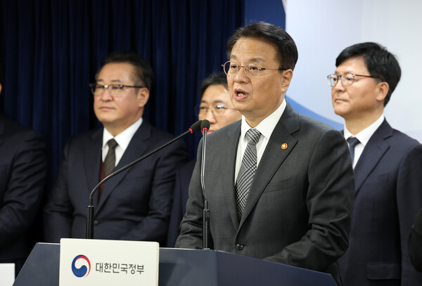 방기선 국무조정실장이 22일 오후 서울 종로구 정부서울청사에서 마약류 관리 종합 대책 추진 성과와 향후 계획을 발표하고 있다. [사진제공=뉴시스]