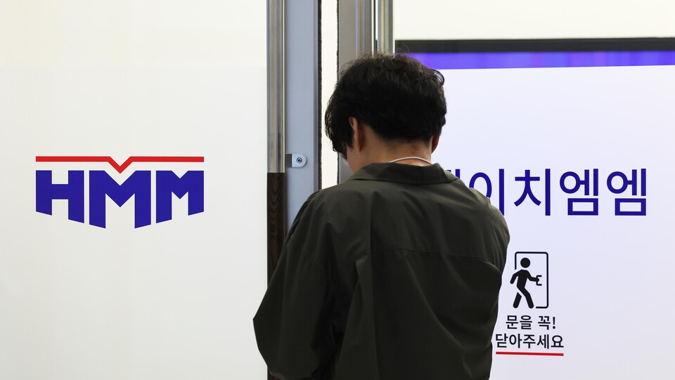 서울 여의도 HMM 본사에서 직원이 사무실로 들어가고 있다. [사진제공=뉴시스]<br>