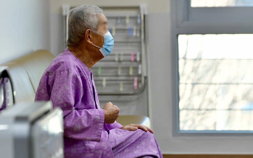 오전 광주 동구 소재 모 요양병원에서 입원 환자가 앉아 있다. [사진제공=뉴시스]<br>