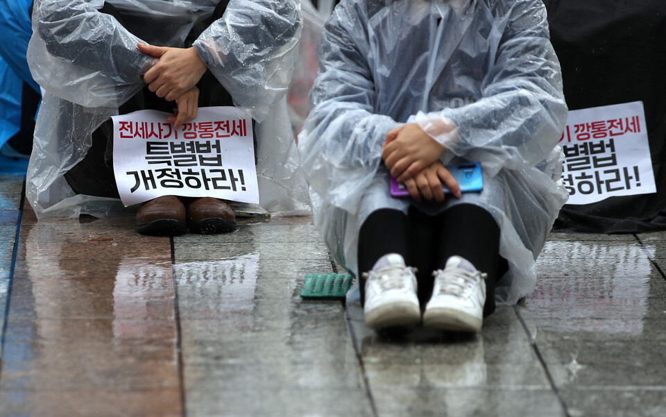 지난달 14일 서울 종로구 보신각 앞에서 진행된 전국 전세사기, 깡통전세 피해자 집중 집회에서 피해자들이 피켓을 들고 앉아있다. [사진제공=뉴시스]