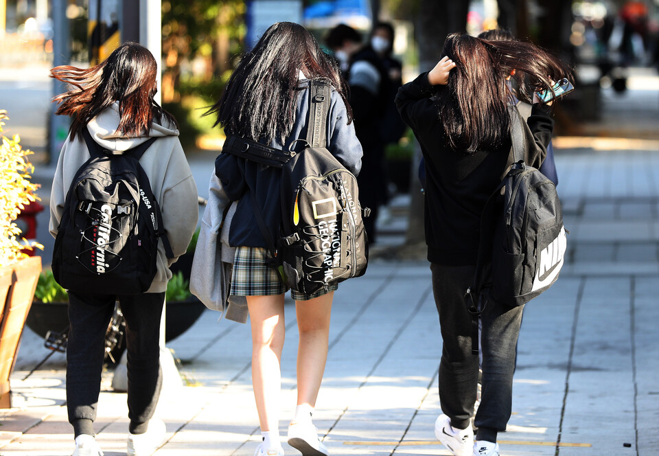 서울 마포구 소재 모 중학교 학생들이 하교하고 있다. [사진제공=뉴시스]