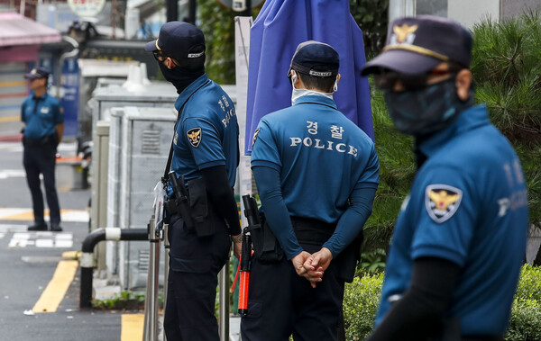 지난 8월 서울 종로구 주한일본대사관 앞에서 경찰이 현장 근무를 서고 있는 모습 [사진제공=뉴시스]<br>