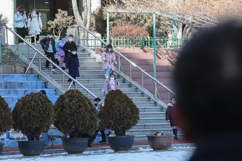 서울 소재 모 초등학교에서 학생들이 하교하고 있다. [사진제공=뉴시스]