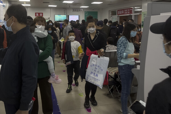 지난달 30일 베이징의 한 어린이 병원이 진료를 기다리는 보호자와 어린이 환자들로 북새통을 이루고 있다. [사진제공=뉴시스]