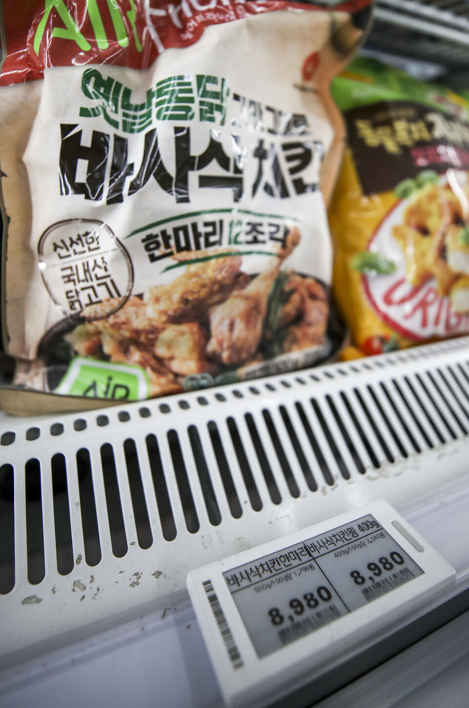 최근 소비가 늘어난 냉동 치킨이 마트에 진열된 모습[사진 출처=뉴시스]
