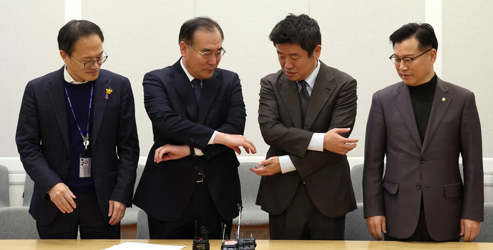 유의동 국민의힘 정책위의장과 이개호 더불어민주당 정책위의장이 6일 오후 서울 여의도 국회에서 열린 여야 2+2 합의체 회의에 참석해 기념촬영하고 있다. 왼쪽부터 더불어민주당 박주민 원내수석부대표, 이개호 정책위의장, 국민의힘 유의동 정책위의장, 이양수 원내수석부대표. [사진제공=뉴시스]