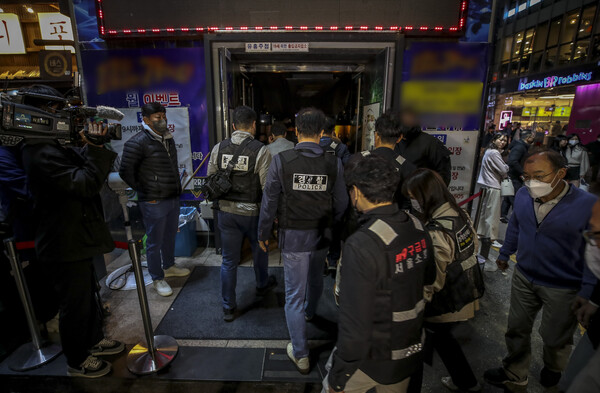 지난해 10월 서울 강남 일대에서 경찰 수사관을 비롯한 소방 관계자들이 마약 등 점검을 위해 인근 클럽으로 들어가고 있다. [사진제공=뉴시스]