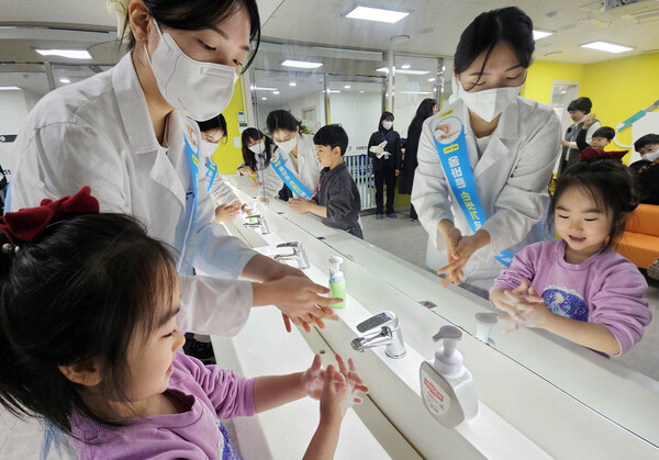 지난 7일 광주 북구청직장어린이집 원생들이 마이코플라스마 폐렴 감염증 확산 방지를 위해 올바른 손 씻기 활동에 참여하고 있다. [사진제공=광주 북구청]