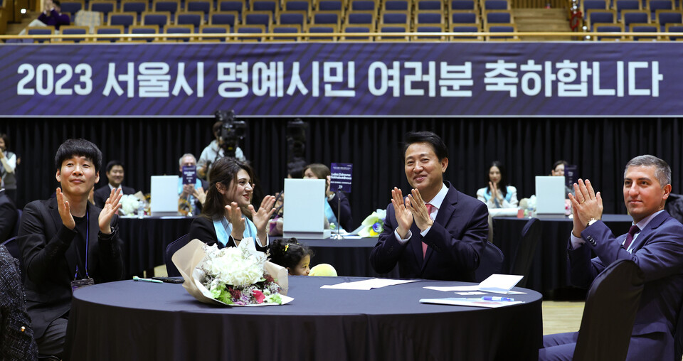 오세훈(왼쪽 세번째) 서울시장이 8일 서울 중구 서울시청 신청사 다목적홀에서 열린 ‘2023 서울시 명예시민증 수여식’에서 손뼉을 치고 있다. 서울시는 이날 ‘서울을 제2의 고향’으로 삼은 외국인 이웃 15명을 서울시 명예시민으로 임명 했다. [사진제공=뉴시스]