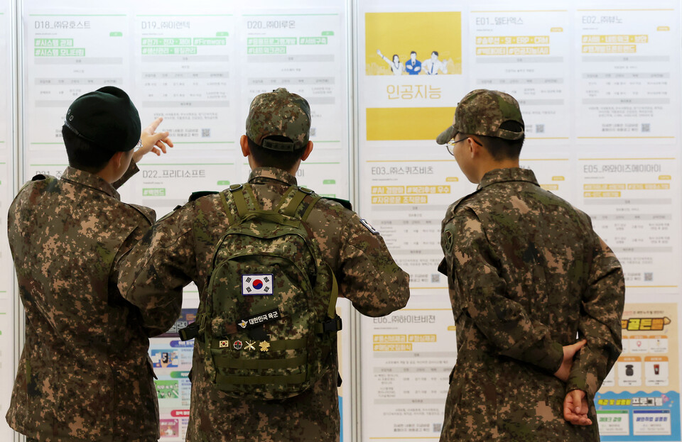 지난달 21일 서울 중구 동대문디자인플라자(DDP)에서 개최된 한 일자리 박람회를 방문한 군인들이 채용공고를 살펴보고 있다. [사진제공=뉴시스]