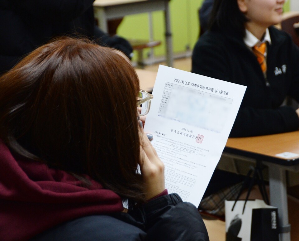 지난 8일 충북 청주시 소재 모 고등학교 3학년 교실에서 학생들이 수능 성적표를  받아보고 있다. [사진제공=뉴시스]