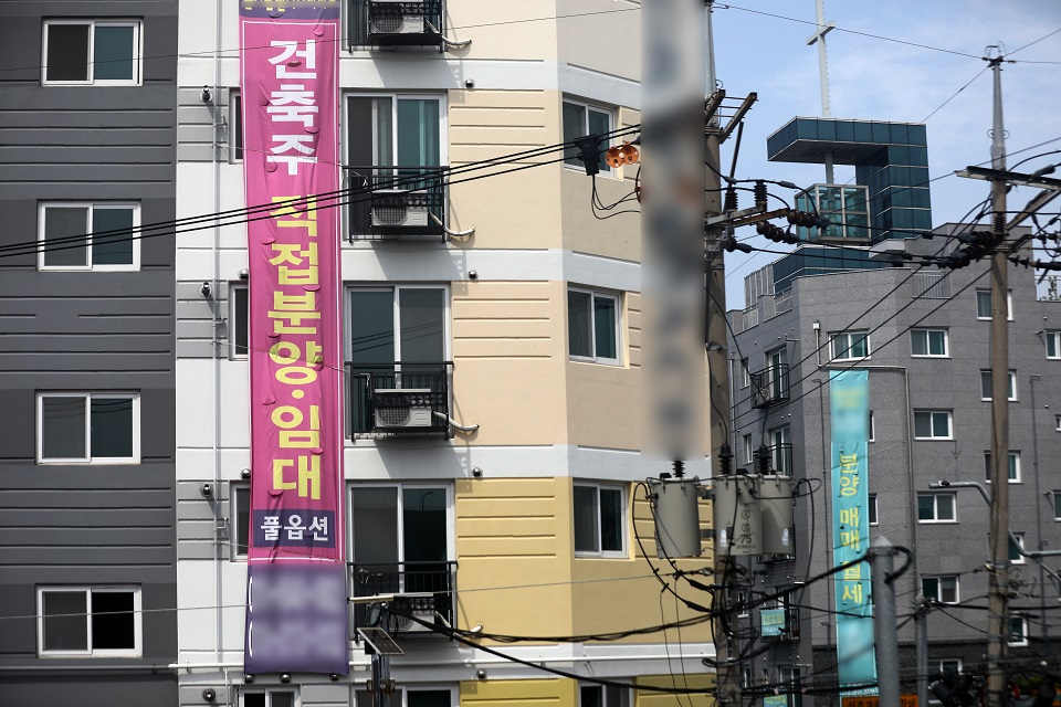 서울 강서구의 한 빌라에 분양·임대 현수막이 게시돼 있다. [사진제공=뉴시스]