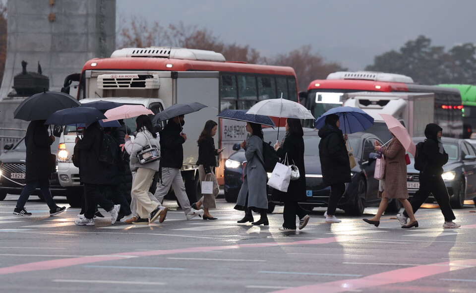서울 광화문 사거리에서 시민들이 이동하고 있다. [사진제공=뉴시스]