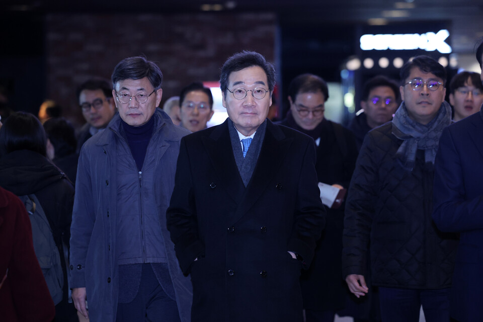 이낙연 전 더불어민주당 대표가 지난 18일 오후 서울 용산구 CGV용산아이파크몰에서 영화 관람을 위해 상영관으로 걸어가고 있다.&nbsp; [사진제공=뉴시스]