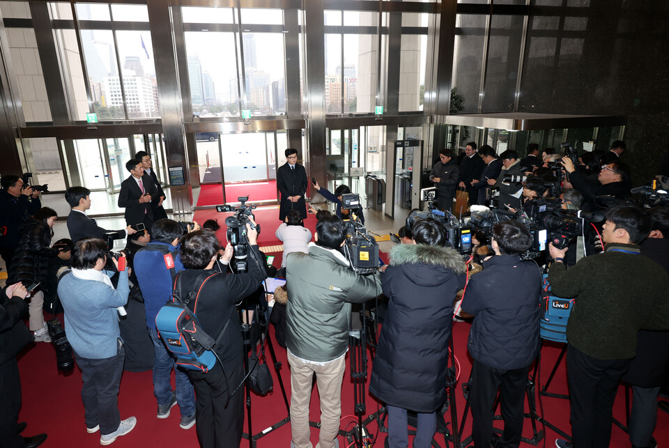 지난 19일 서울 국회 입구에서 취재진들이&nbsp;법무부 한동훈 장관을 둘러싸고 있다. [사진제공=뉴시스]
