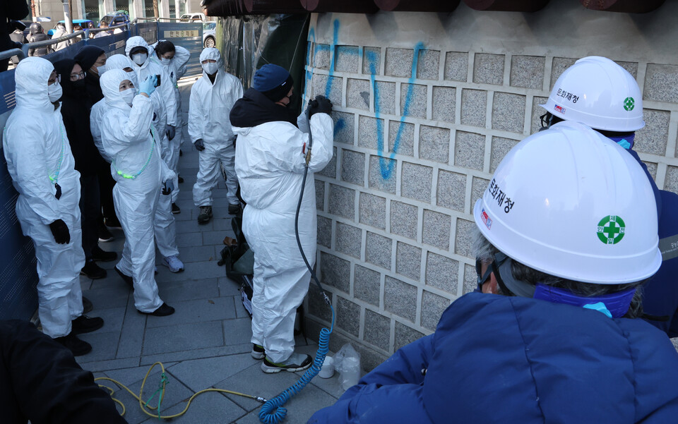 문화재청 작업자들이 지난 17일 서울 종로구 경복궁 서편 담장에 칠해진 낙서 제거를 위한 작업에 돌입해 있다.&nbsp;[사진제공=뉴시스]