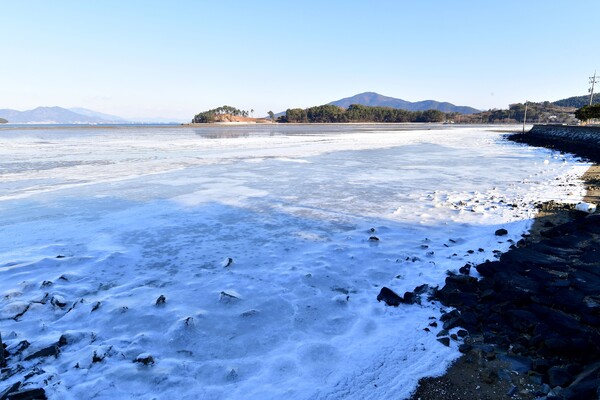 21일 경남 남해군 이동면 인근 바닷가가 얼어붙어 있다. [사진제공=뉴시스]