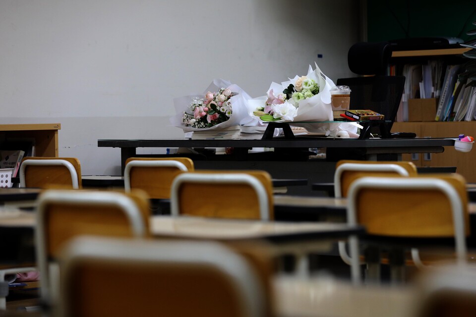 지난 9월 4일 서울 서초구 서이초등학교에서 사망한 교사의 49재 추모제가 진행된 가운데, 해당 교사가 근무했던 교실 책상에 꽃이 놓여 있다. [사진제공=뉴시스]<br>