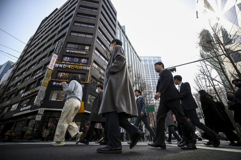 서울 중구 시청 인근에서 직장인들이 길을 걷고 있다. [사진제공=뉴시스]