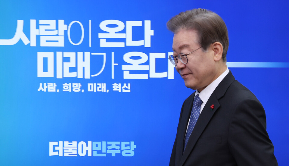 더불어민주당 이재명 대표가 서울 여의도 국회에서 열린 3차 인재영입식에 참석하기 위해 입장하고 있다.[사진제공=뉴시스]