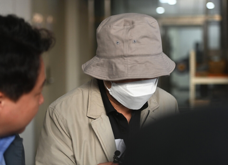 수원 전세사기 혐의를 받는 정모씨가 지난 10월 30일 경기도 수원남부경찰청에서 피의자 신분으로 조사를 마친 뒤 나오고 있다. [사진제공=뉴시스]