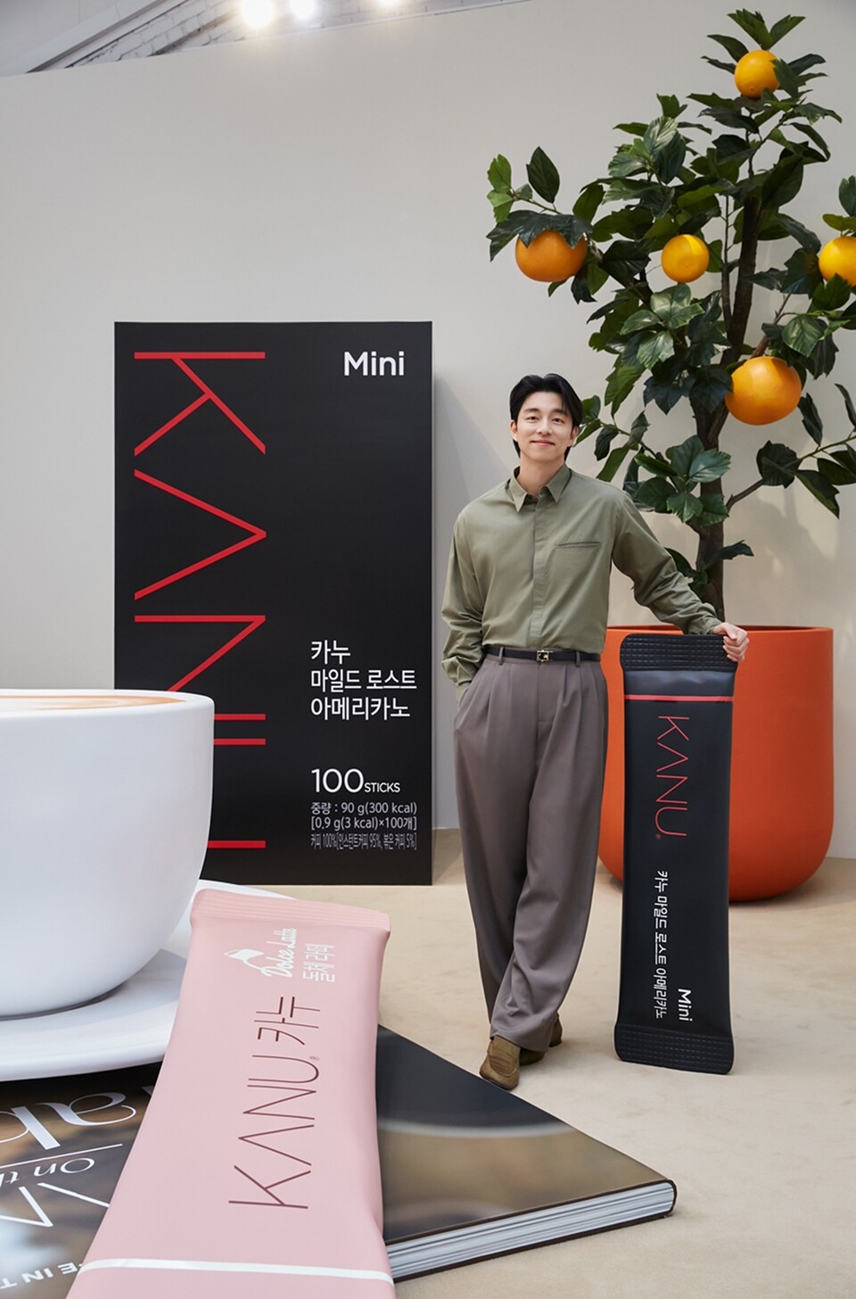 동서식품 카누&nbsp;모델&nbsp;공유가&nbsp;‘카누 온 더 테이블’ 팝업스토어에서&nbsp;기념사진을&nbsp;촬영하고 있다 [사진 출처=동서식품]