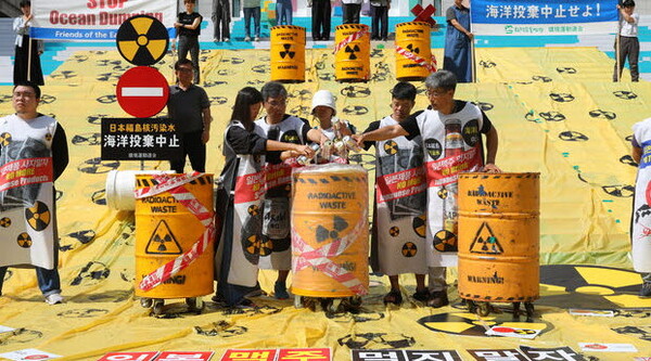 환경단체 회원들이 후쿠시마 오염수 관련 퍼포먼스를 하는 모습 [사진출처=뉴시스]