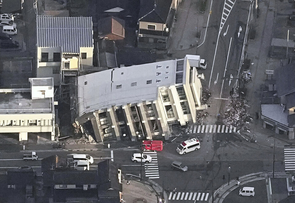 2일 일본 이시카와현 와지마에 한 건물이 전날 발생한 강진으로 파손돼 있다. [사진제공=뉴시스]