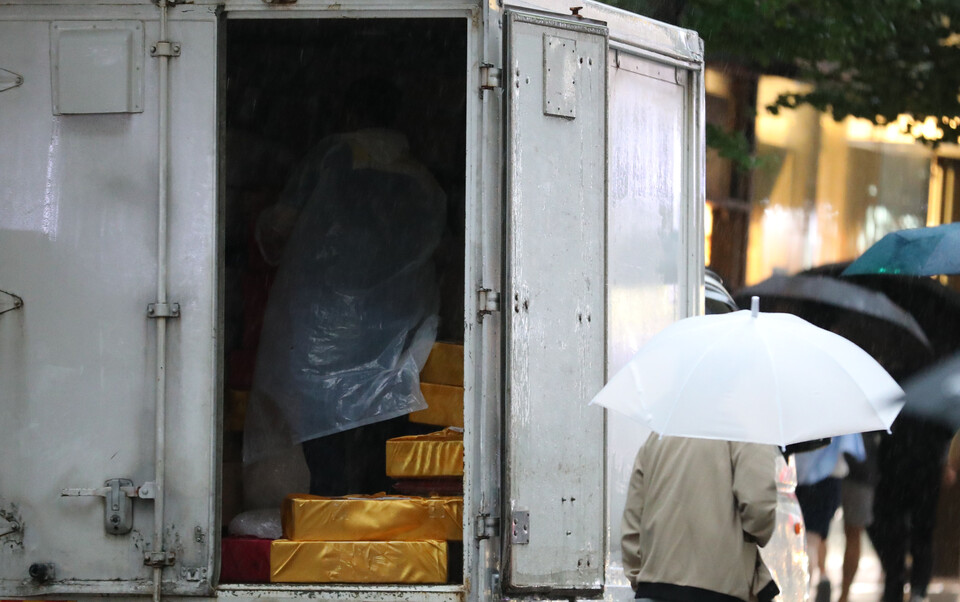 서울 강남구 강남역 인근에서 택배기사가 배송차량안에서 물건을 정리하고 있다. [사진제공=뉴시스]<br>