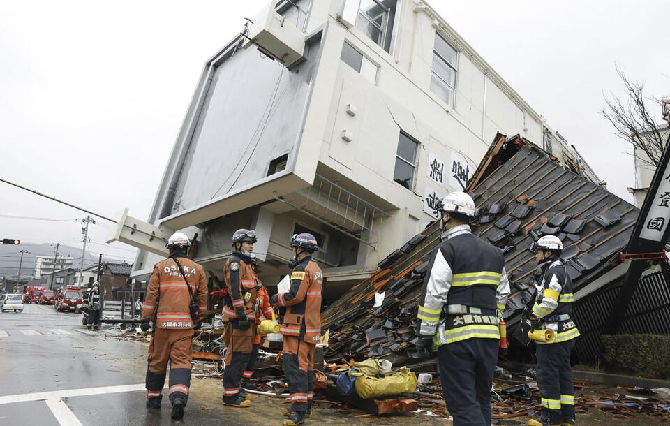 지난 3일 일본 이시카와현 와지마에서 현지 구조대가 지진으로 무너진 건물 인근에서 수색, 및 구조 작업을 진행하고 있다. [사진제공=뉴시스]