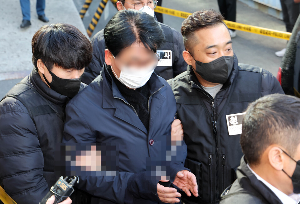 더불어민주당 이재명 대표를 흉기로 찌른 혐의로 검거된 김모(67)씨가 구속전피의자심문을 받기 위해 지난 4일 부산 연제구 연제경찰서에서 나오고 있다. [사진제공=뉴시스]