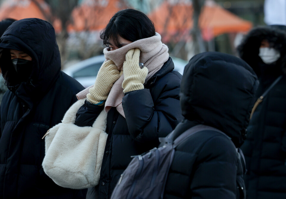 지난달 22일 서울 종로구 광화문네거리에서 시민들이 두터운 외투를 입고 거리를 걷고 있다. [사진제공=뉴시스]<br>