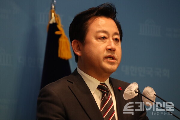 국민의힘 김용남 전 의원이 12일 국회에서 기자회견을 열고 탈당과 개혁신당 합류를 선언하고 있다.<br>