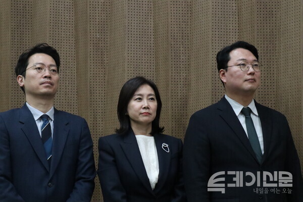 국민의힘 김용남 전 의원의 기자회견을 지켜보는 개혁신당 (오른쪽부터) 천하람, 허은아, 이기인 공동 창당준비위원장.&nbsp;ⓒ투데이신문<br>