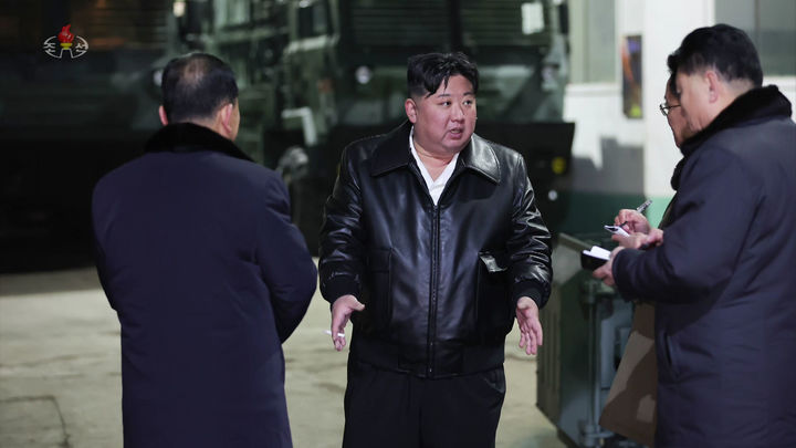 북한&nbsp;김정은 국무위원장이 중요군수공장들을 현지지도하고 있다.[사진출처=뉴시스]<br>