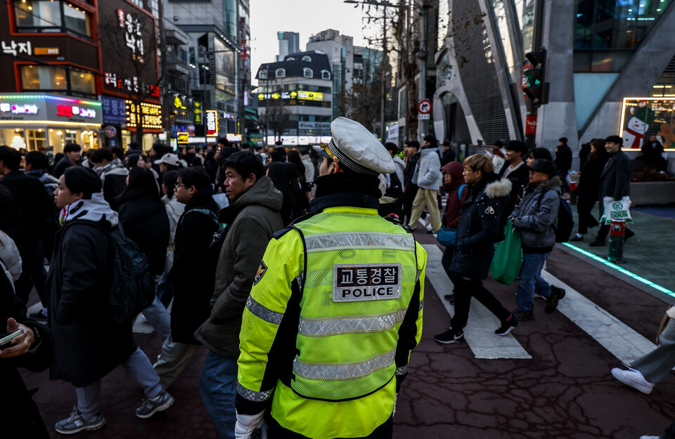 크리스마스인 지난달 25일 서울 마포구 홍대거리에서 경찰관들이 인파관리를 하고 있다. [사진제공=뉴시스]