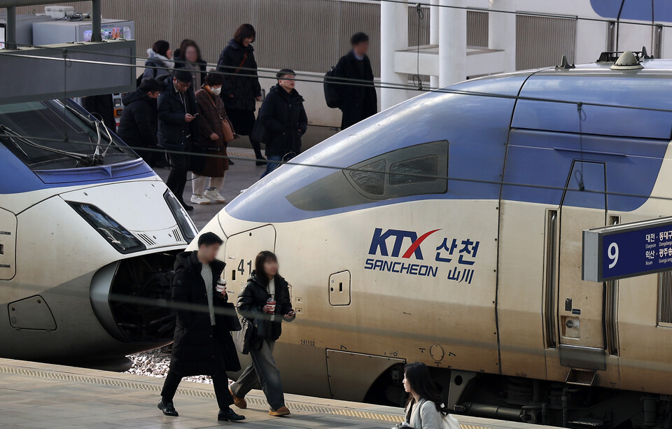 서울 중구 서울역 플랫폼에 KTX 열차가 정차해 있다. [사진제공=뉴시스]<br>