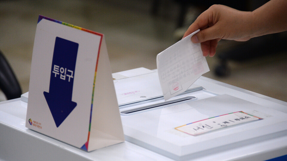 지난해 4월 5일 재보궐선거 투표일에 전북 전주시 서신동주민센터에서 한 유권자가 투표하고 있다. [사진제공=뉴시스]
