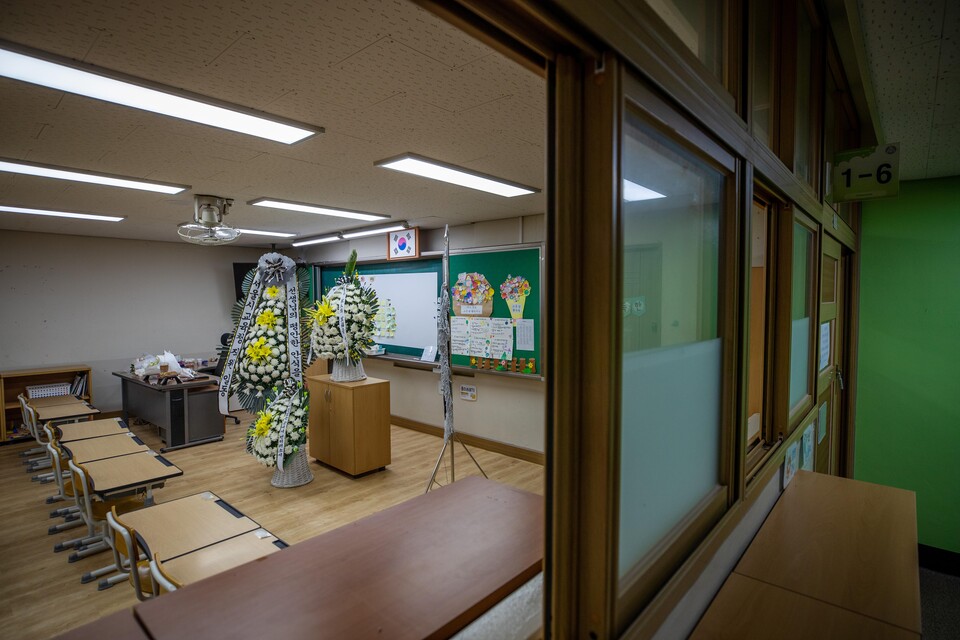 서이초등학교 사망 교사 49재였던 지난해 9월 4일 서울 서초구 서이초등학교 내 고인이 근무한 교실에 국화꽃이 놓여져 있다. [사진제공=뉴시스]