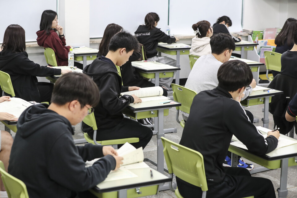 지난해 10월 서울 광진구 소재 모 고등학교에서 고등학교 3학년 학생들이 모의고사를 치르고 있다. 위 사진은 기사와 직접 관련 없음. [사진제공=뉴시스]