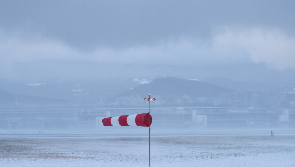 올해들어 가장 추운 날씨인 23일 오전 폭설로 인해 운항이 중단된 제주국제공항 활주로에 눈보라가 치고 있다. [사진제공=뉴시스]