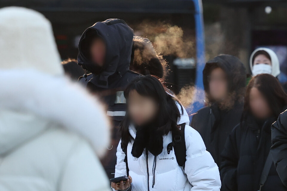 서울을 포함한 수도권에 한파특보가 내려진 23일 출근 시간 서울 종로구 광화문 인근에서 직장인들이 발걸음을 서두르고 있다. [사진제공=뉴시스]