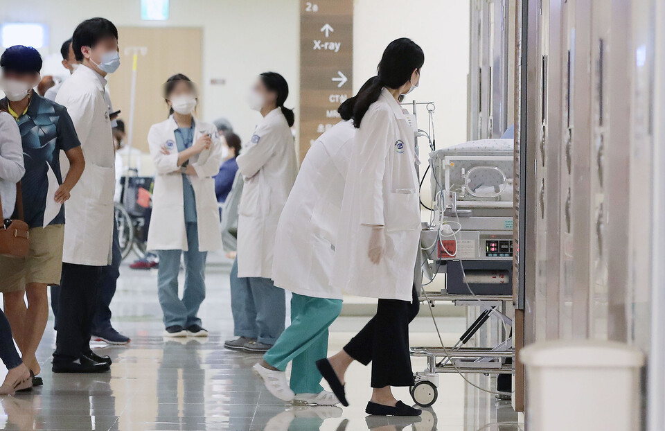 서울 소재 모 병원에서 의료진들이 이동하고 있다.  [사진제공=뉴시스]